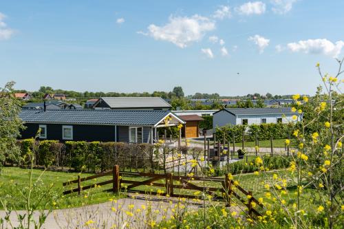 Foto van de chalets met hekwerk