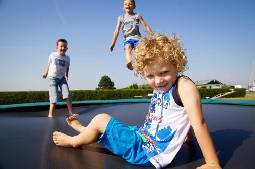 Kinderen op de trampoline