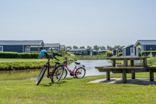 Fietsen en picknickbank