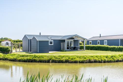 Chalet zijkant en water